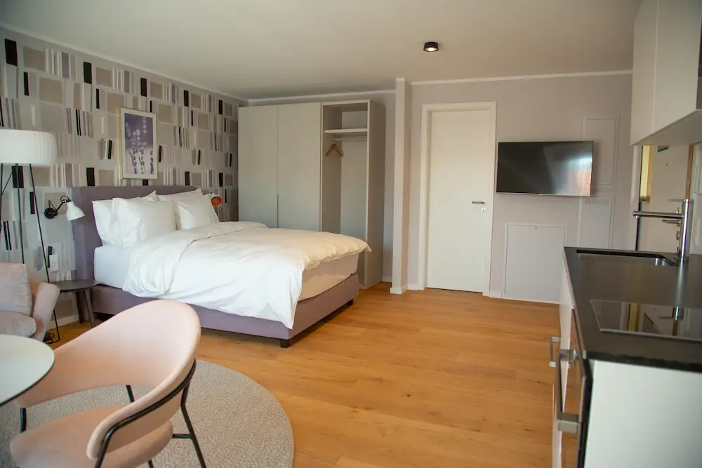 Schlafbereich mit Arbeitsplatz im Deluxe Studio, 21rooms Ingolstadt