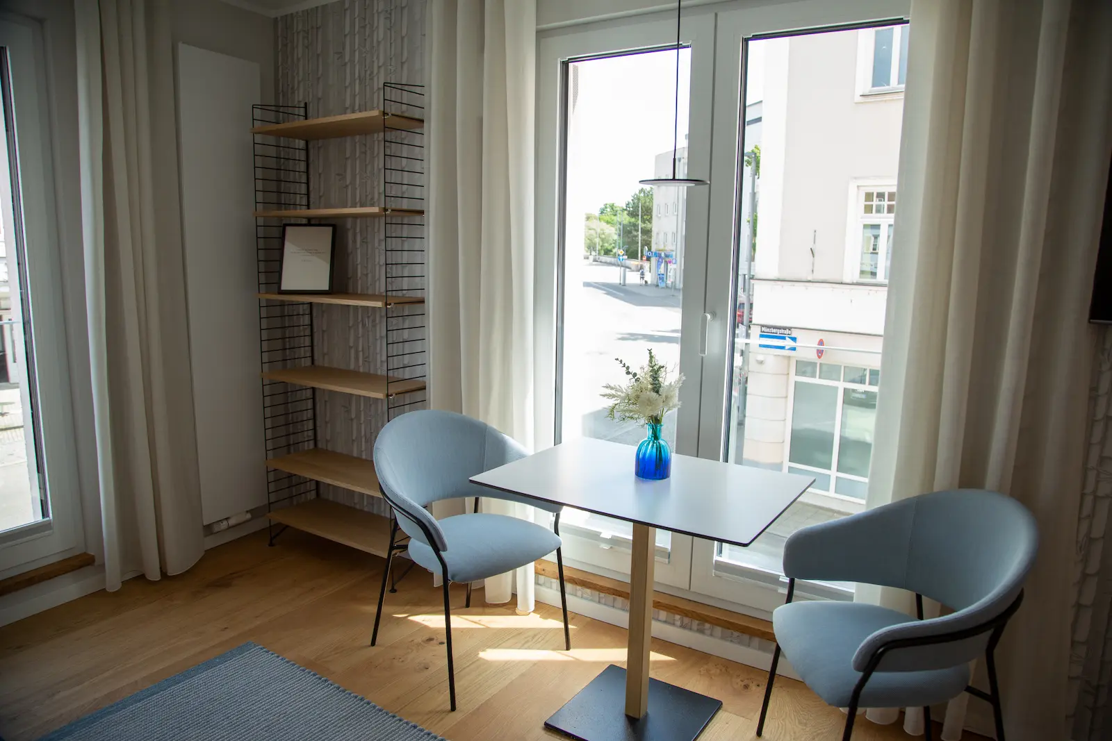Sitzecke am Fenster in der Superior Suite, 21rooms Ingolstadt
