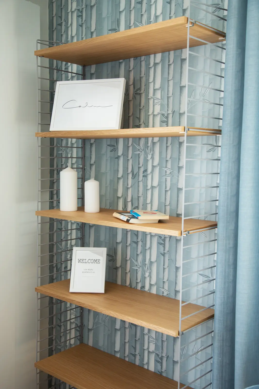 Offenes Regal mit Deko in der Superior Suite, 21rooms Ingolstadt