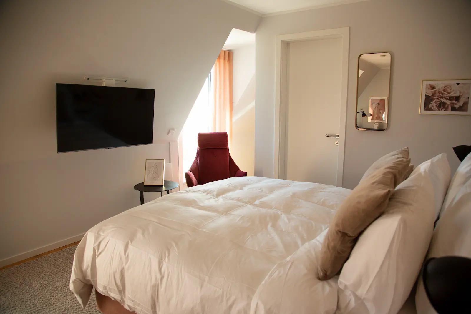 Queensizelbett mit Smart-TV im kleinen Deluxe Studio, 21rooms Ingolstadt