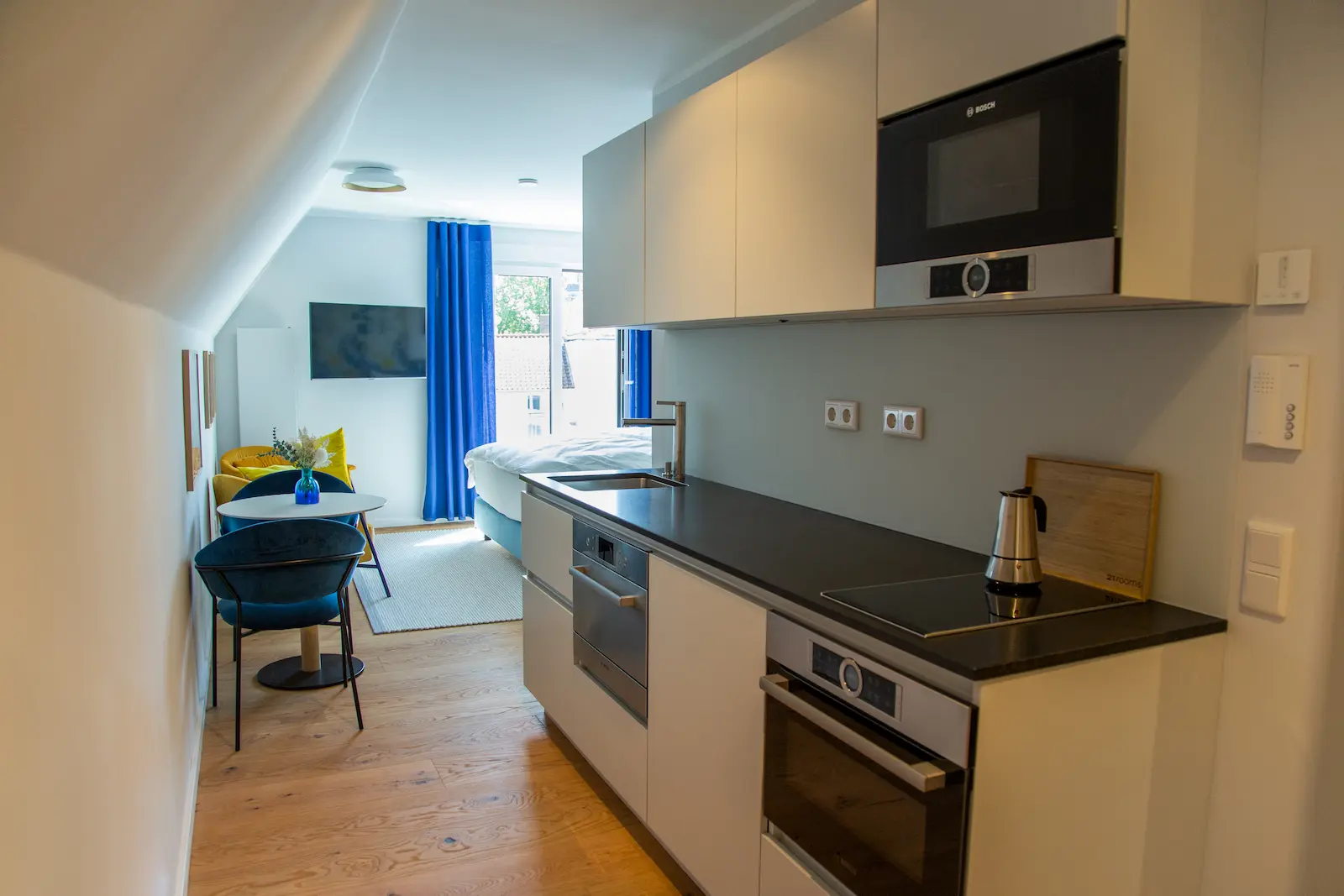 Küche mit Ausblick im Deluxe Studio, 21rooms Ingolstadt