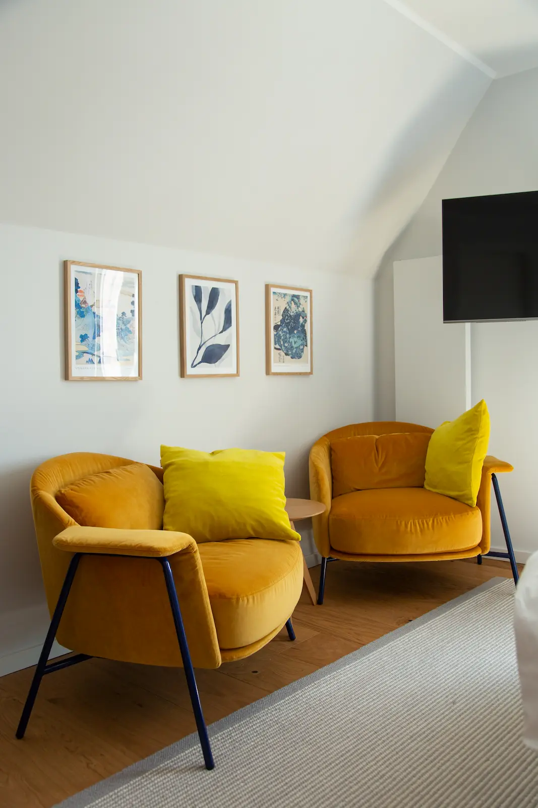 Sitzecke mit gelben Sesseln im Deluxe Studio, 21rooms Ingolstadt