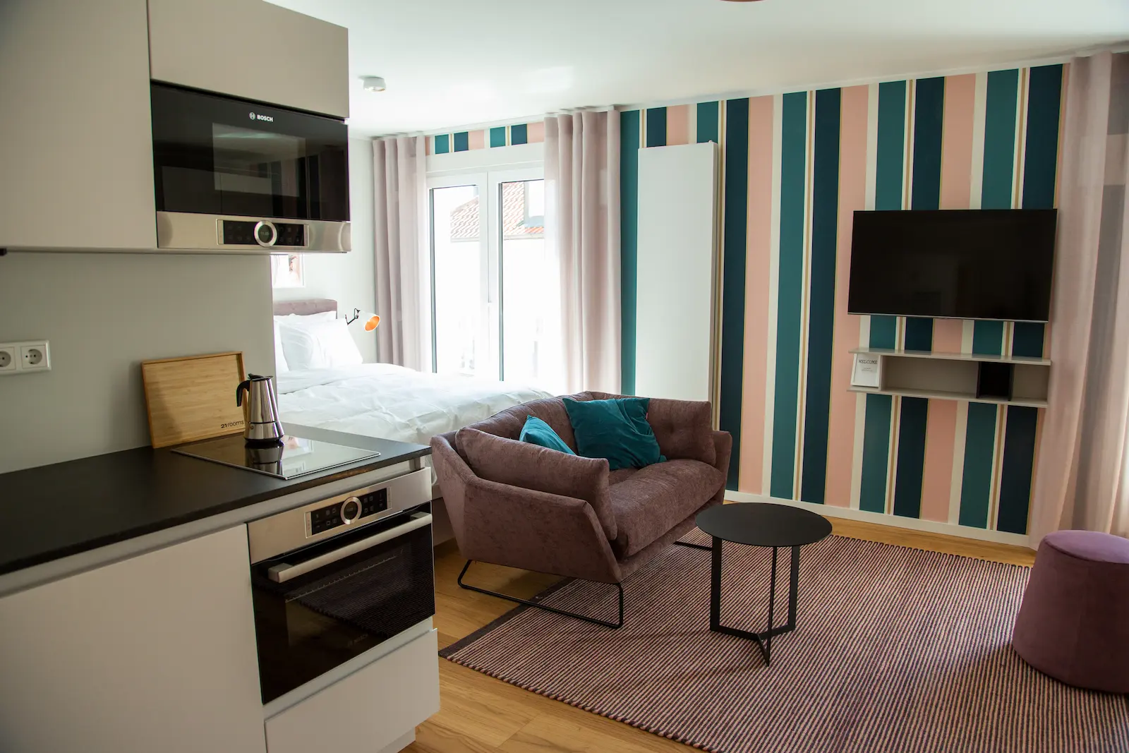 Wohnküche mit Sofa im Superior Studio, 21rooms Ingolstadt