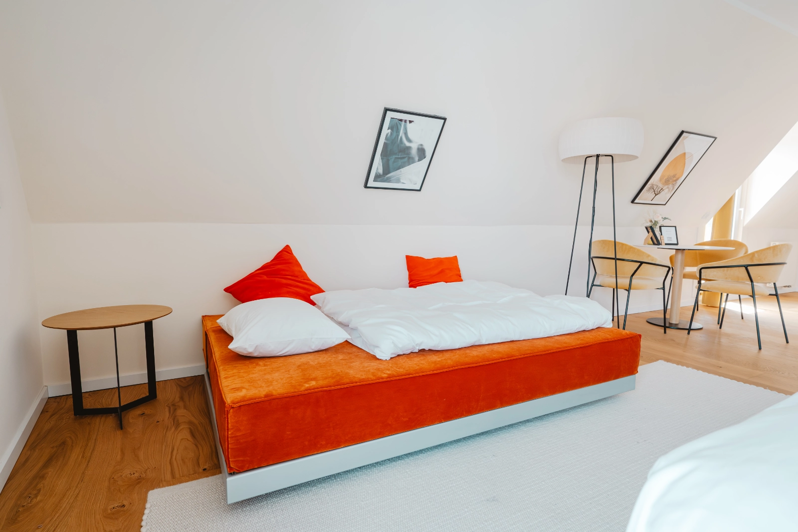 Schlafbereich mit farbenfrohen Akzenten im Family Studio, 21rooms Ingolstadt