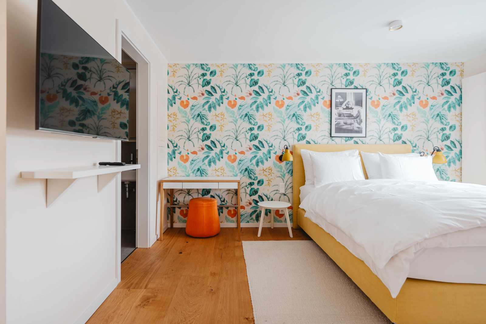 Schlafzimmer mit Blumentapete im Family Studio, 21rooms Ingolstadt