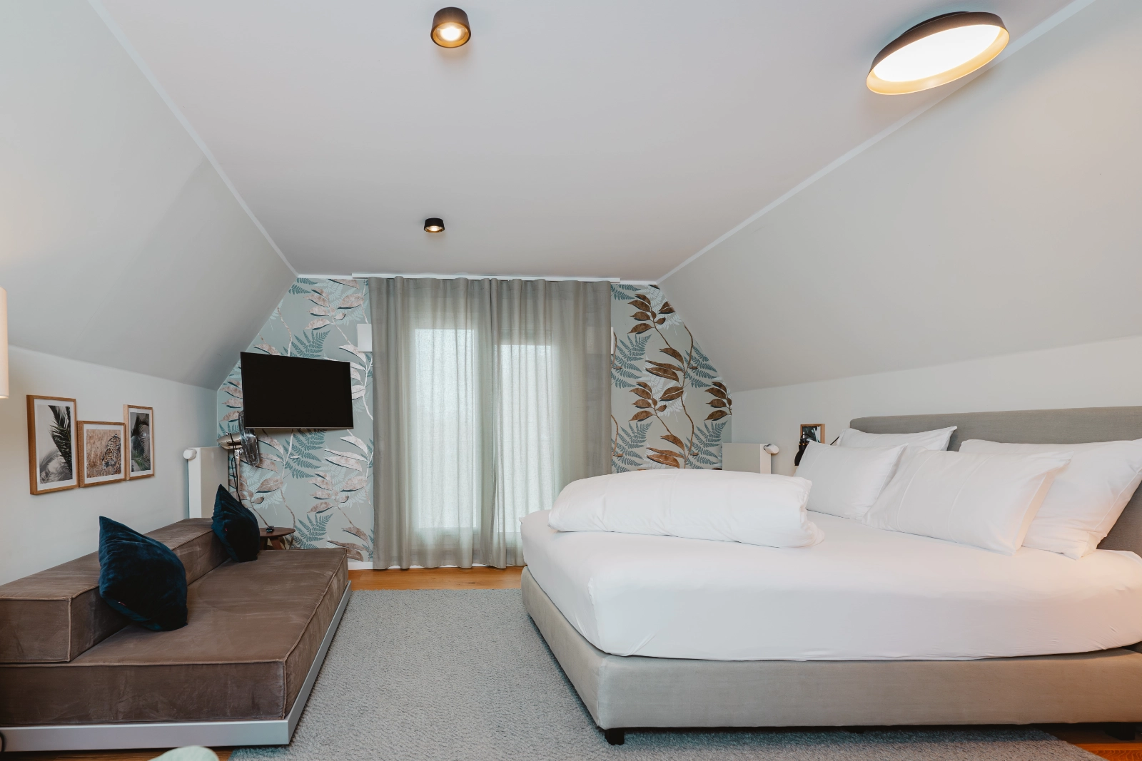 Schlafbereich mit Kleiderschrank im Family Studio, 21rooms Ingolstadt