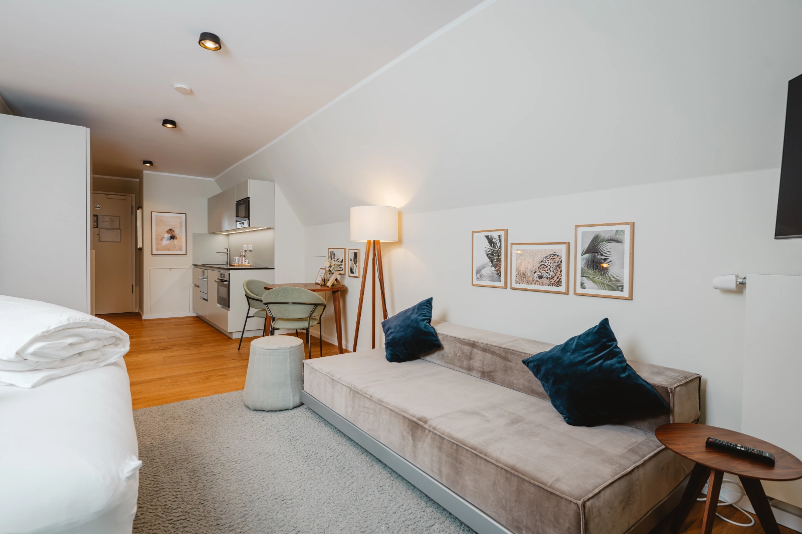 Wohnbereich mit Sofa im Family Studio, 21rooms Ingolstadt