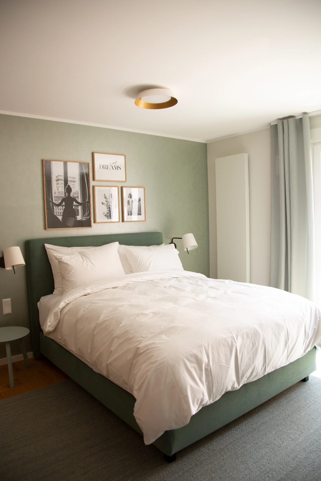 Schlafbereich mit Wandbildern in der Executive Suite, 21rooms Ingolstadt