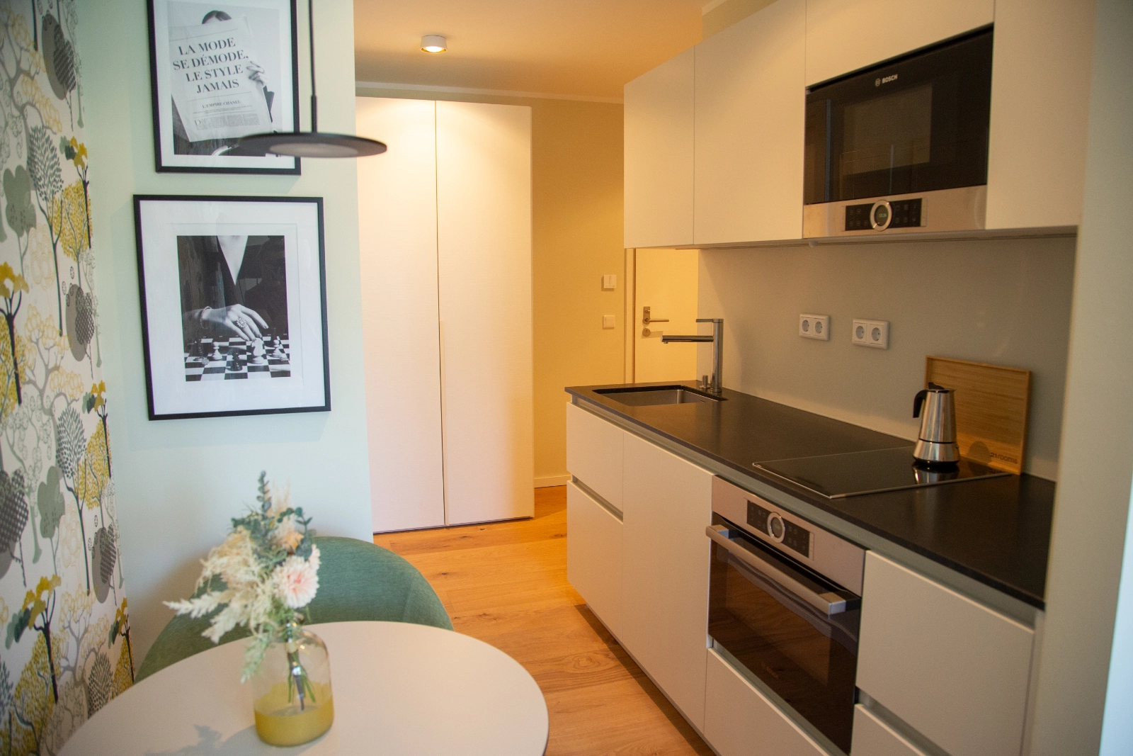 Küche mit Essbereich im Deluxe Einzelzimmer, 21rooms Ingolstadt