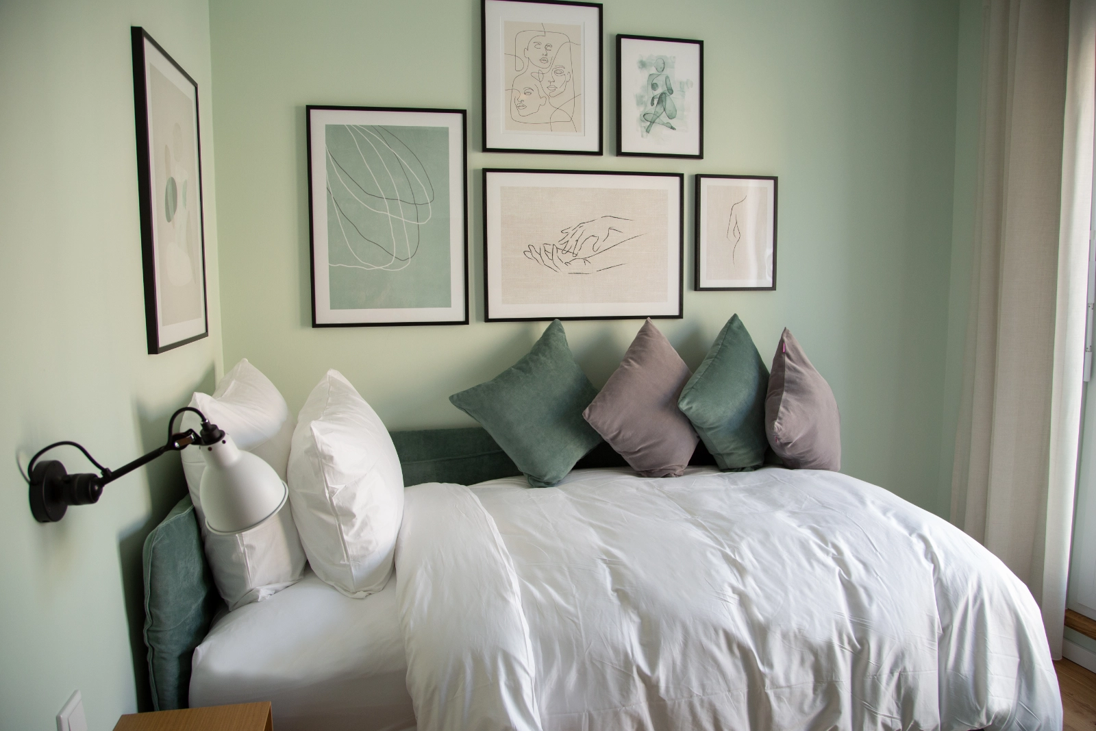 Schlafbereich mit Wandbildern im Deluxe Einzelzimmer, 21rooms Ingolstadt