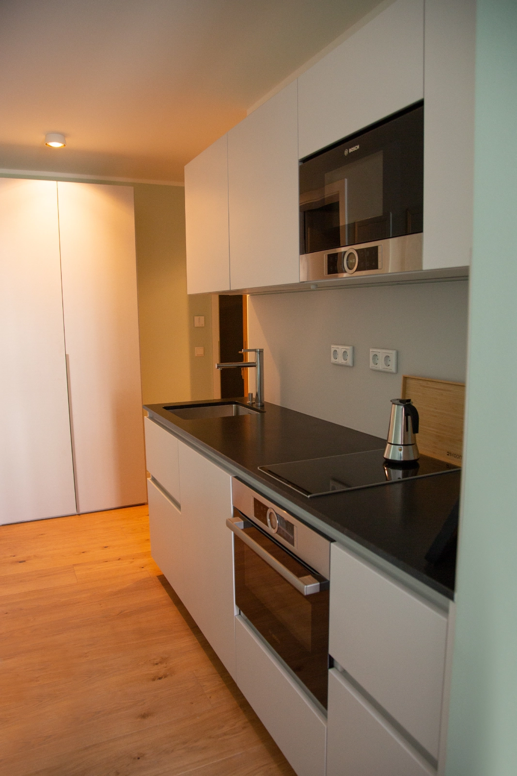 Voll ausgestattete Küche im Deluxe Einzelzimmer, 21rooms Ingolstadt