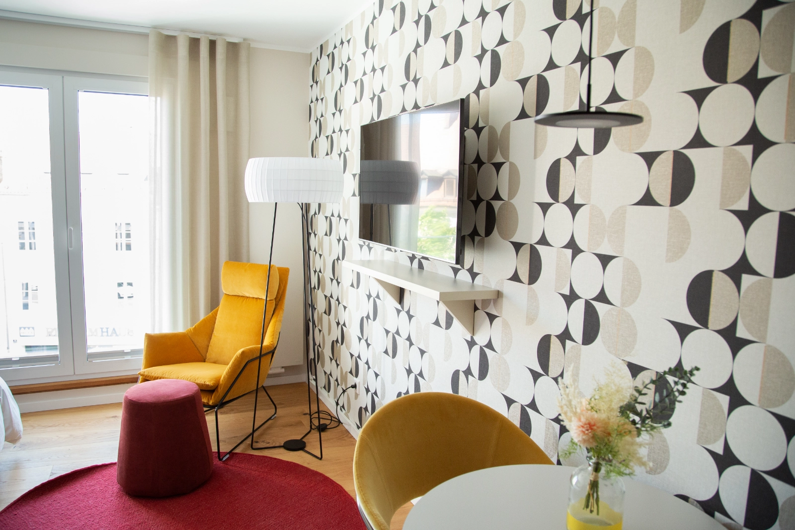 Sitzbereich mit gelben Sesseln im Deluxe Einzelzimmer, 21rooms Ingolstadt