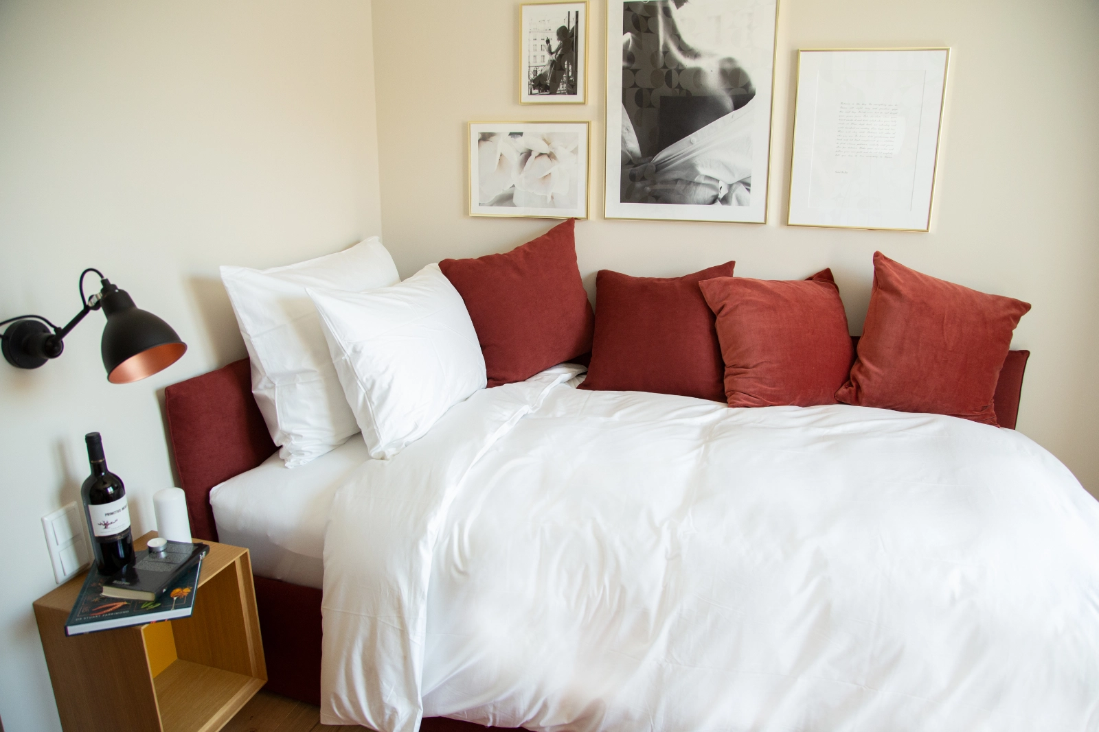 Bett mit roten Akzenten im Deluxe Einzelzimmer, 21rooms Ingolstadt