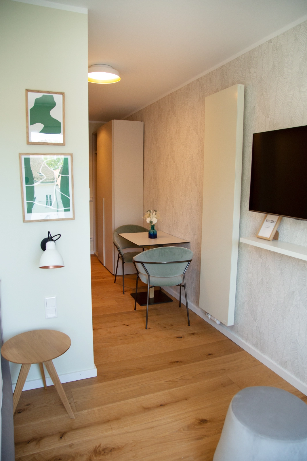 Eingangsbereich mit Fernseher im Superior Einzelzimmer, 21rooms Ingolstadt