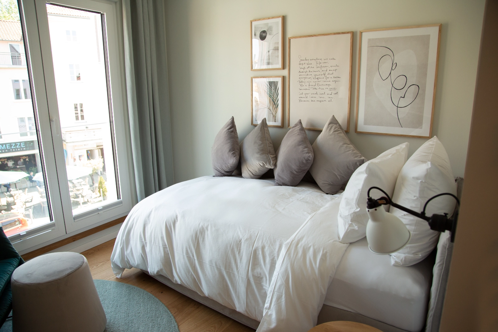Bett mit gemütlichen Kissen im Superior Einzelzimmer, 21rooms Ingolstadt