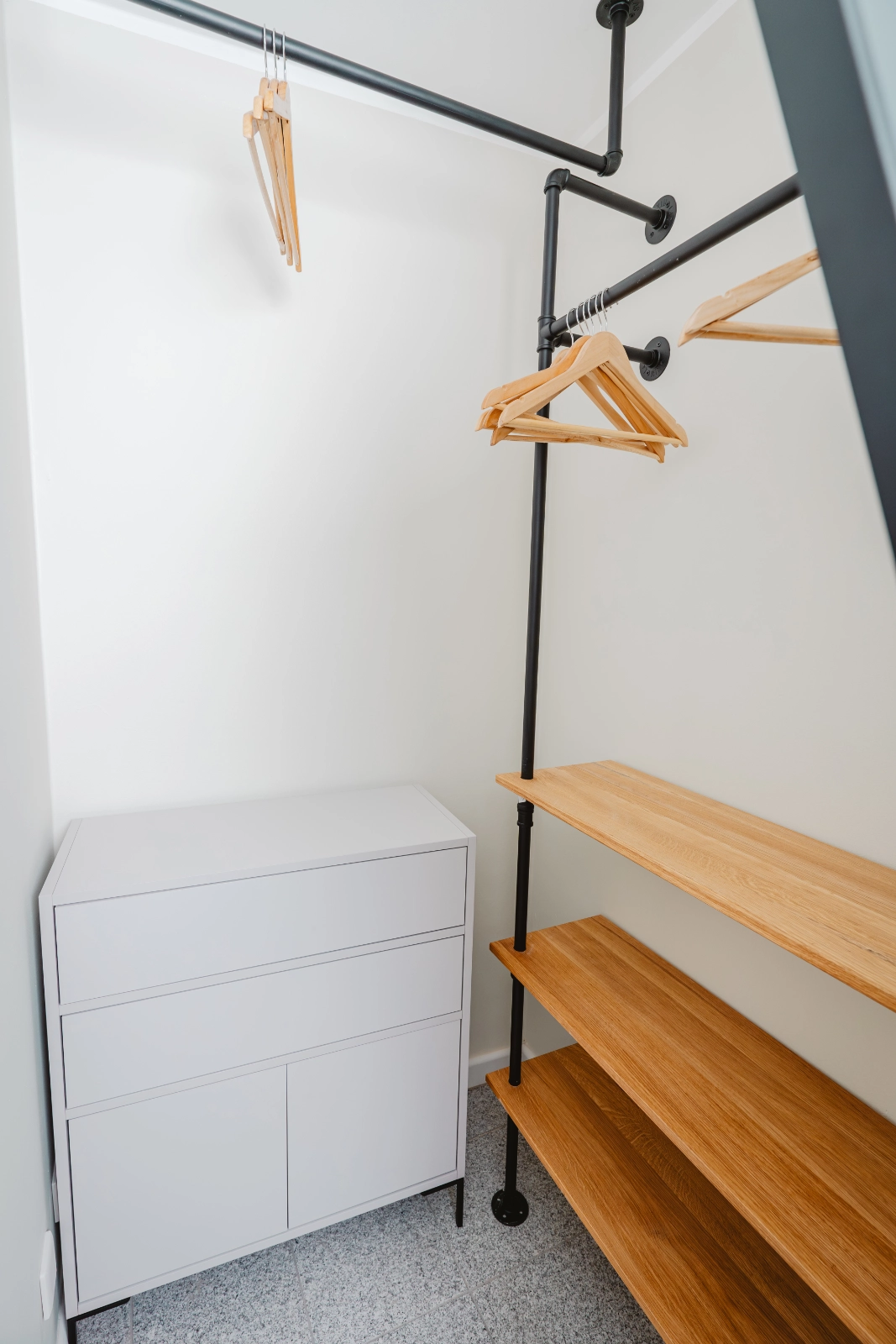 Offener Kleiderschrank im 1 Bedroom Apartment, 21rooms Ingolstadt