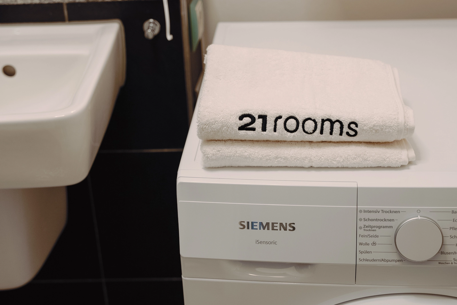 Waschmaschine im Badezimmer des 3 Bedroom Apartments, 21rooms Ingolstadt