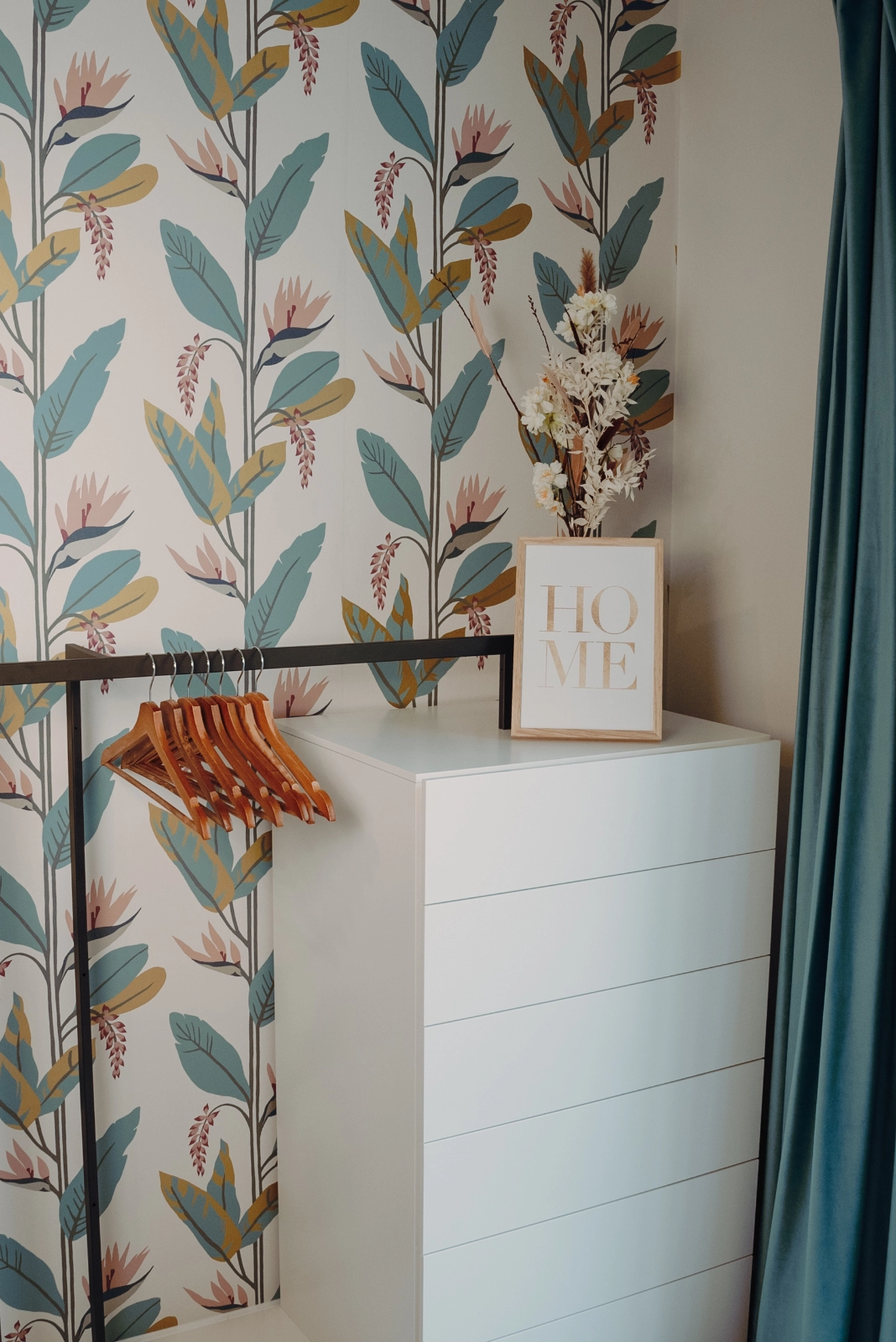 Dekorative Ecke mit Blumentapete im 3 Bedroom Apartment, 21rooms Ingolstadt