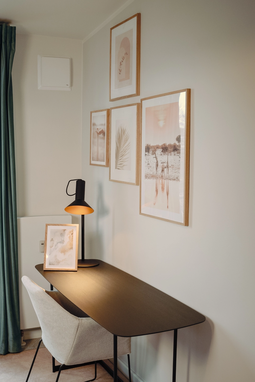 Arbeitsbereich mit Schreibtisch im 3 Bedroom Apartment, 21rooms Ingolstadt