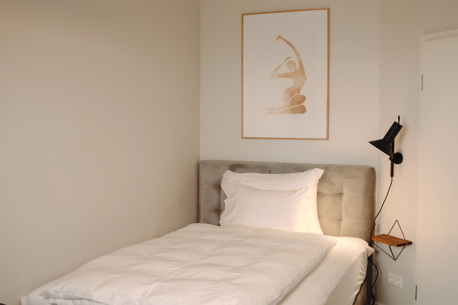 Schlafzimmer mit Doppelbett im 3 Bedroom Apartment, 21rooms Ingolstadt