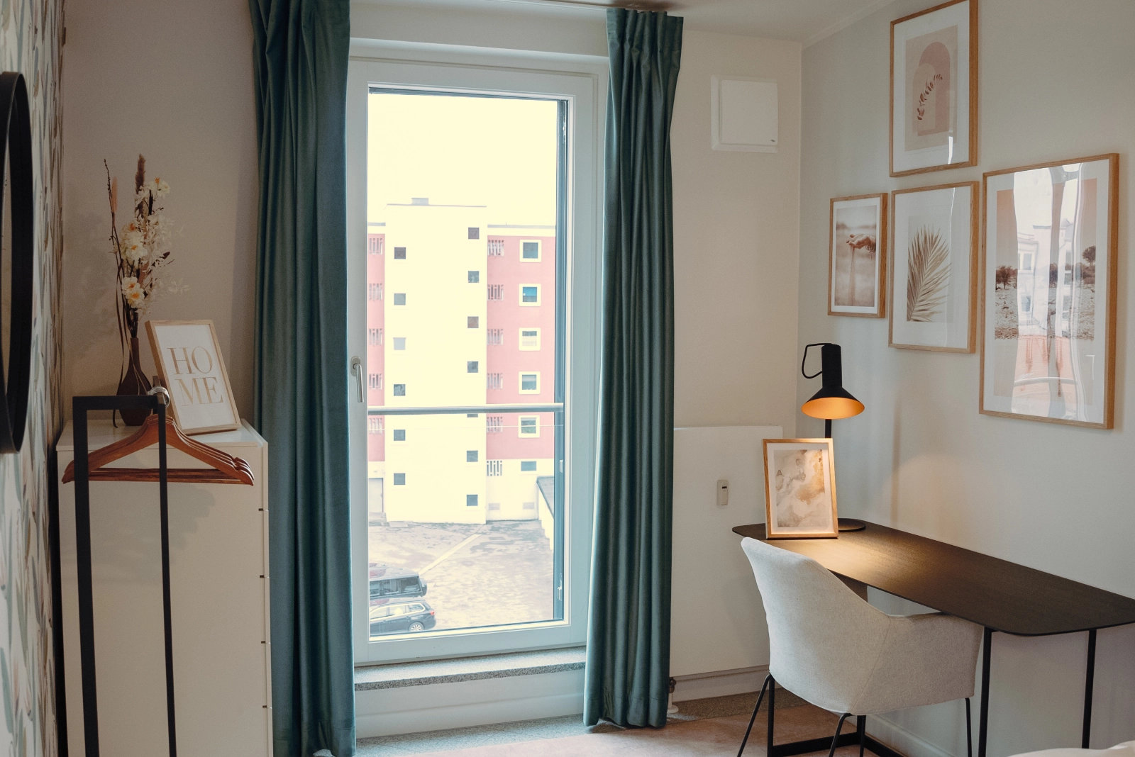 Schlafzimmer mit blauen Vorhängen im 3 Bedroom Apartment, 21rooms Ingolstadt