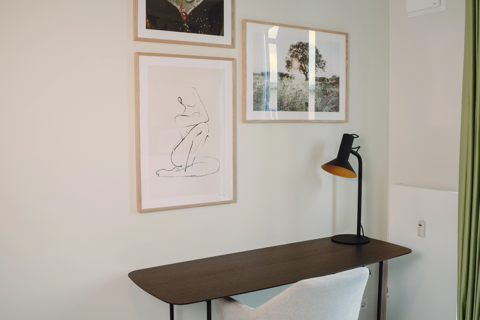 Schreibtisch mit Wandbildern im 3 Bedroom Apartment, 21rooms Ingolstadt