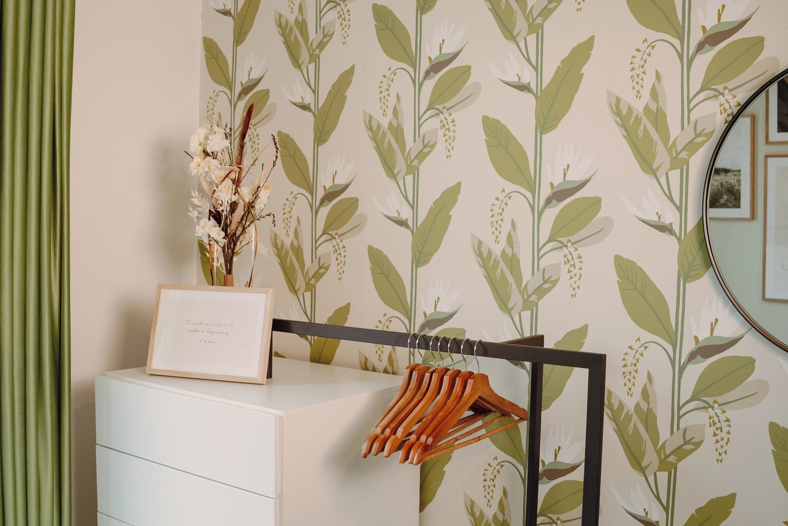 Schrank mit Blumentapete im 3 Bedroom Apartment, 21rooms Ingolstadt