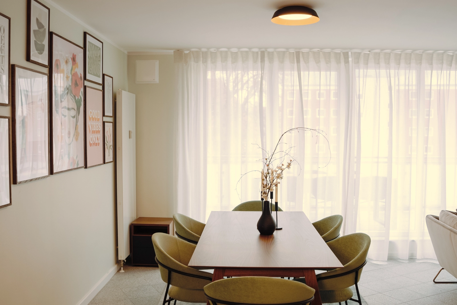 Essbereich mit Vorhängen im 3 Bedroom Apartment, 21rooms Ingolstadt