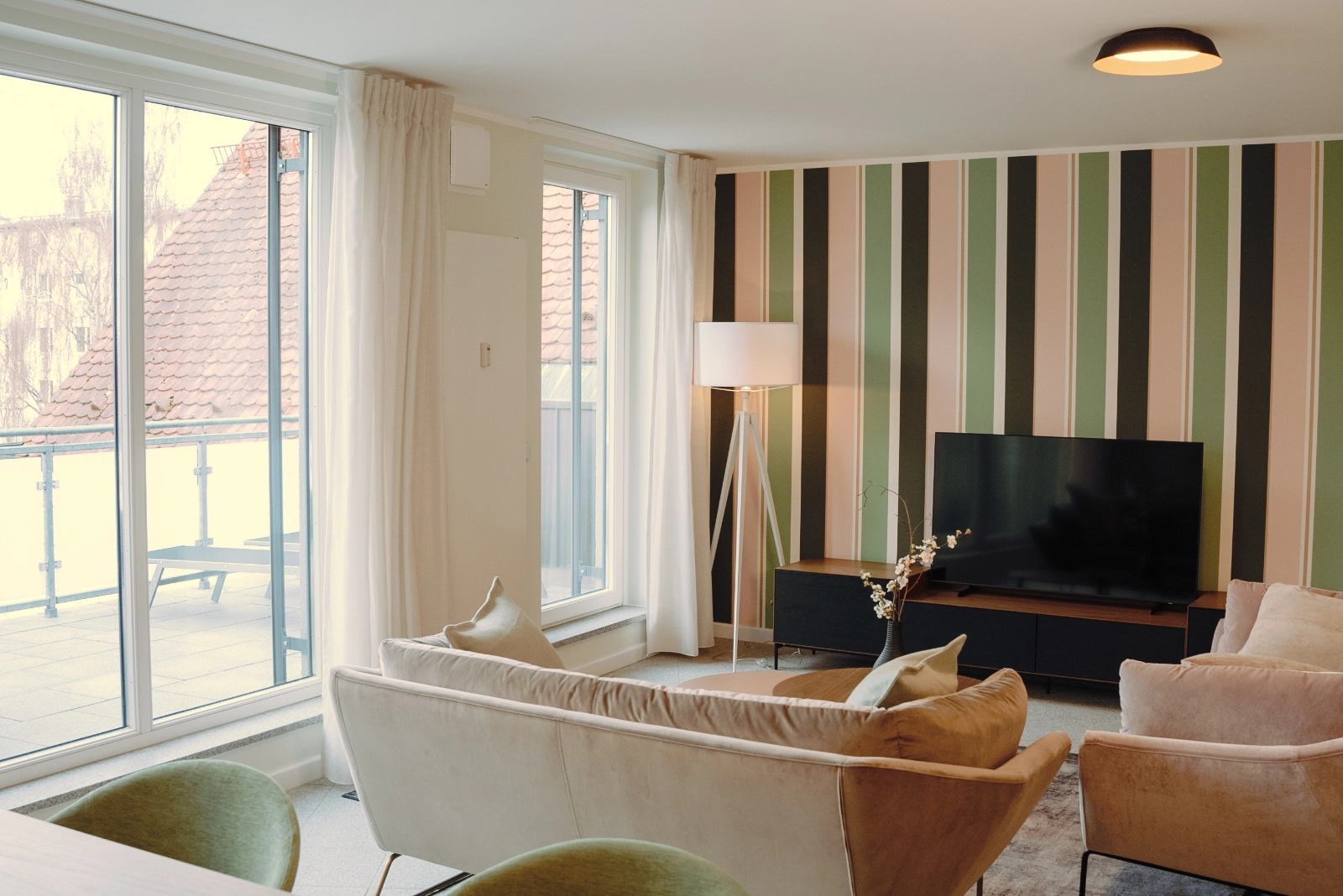 Wohnbereich mit Fernseher im 3 Bedroom Apartment, 21rooms Ingolstadt