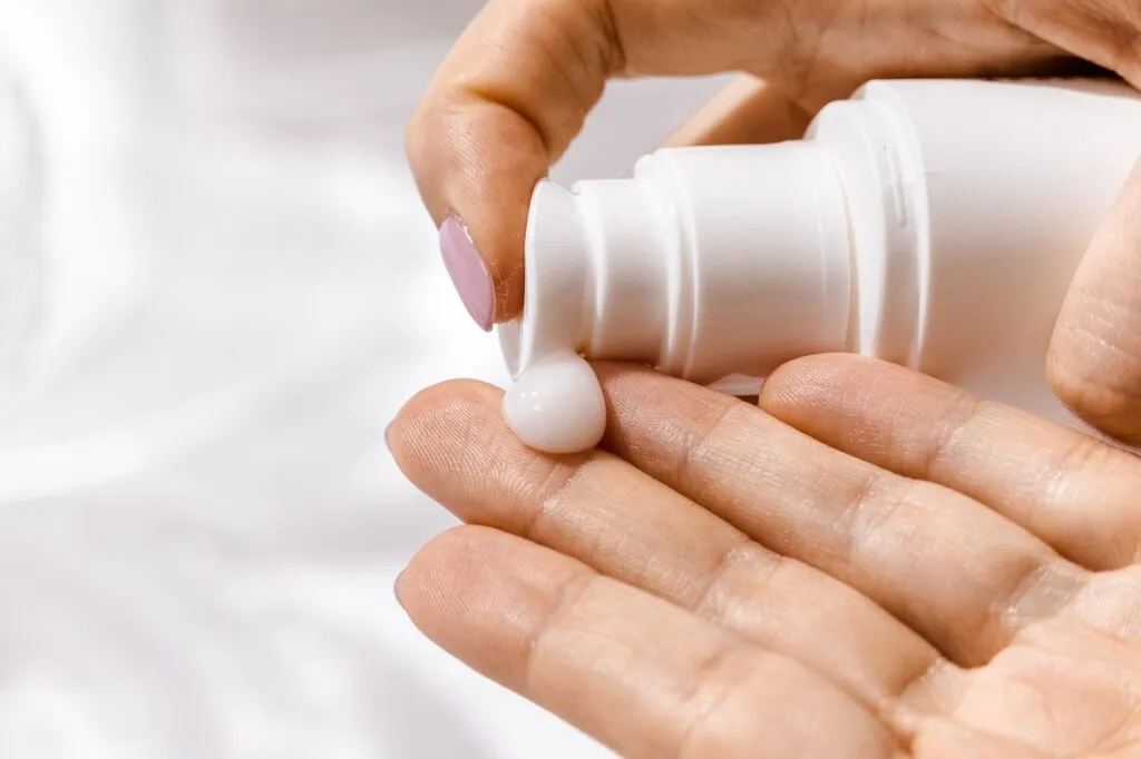 Person applying Epiduo to their hand