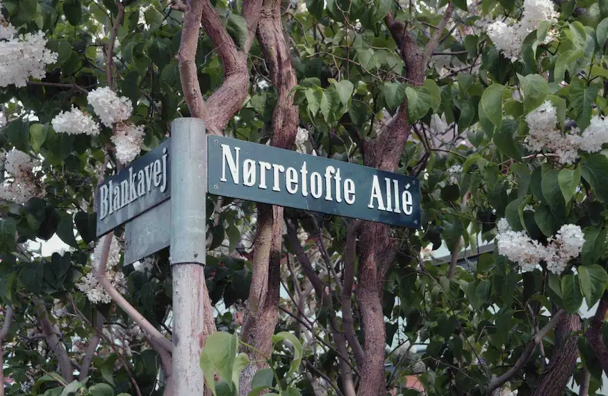 Gadeskilt ved Nørretofte Allé i Valby i København.