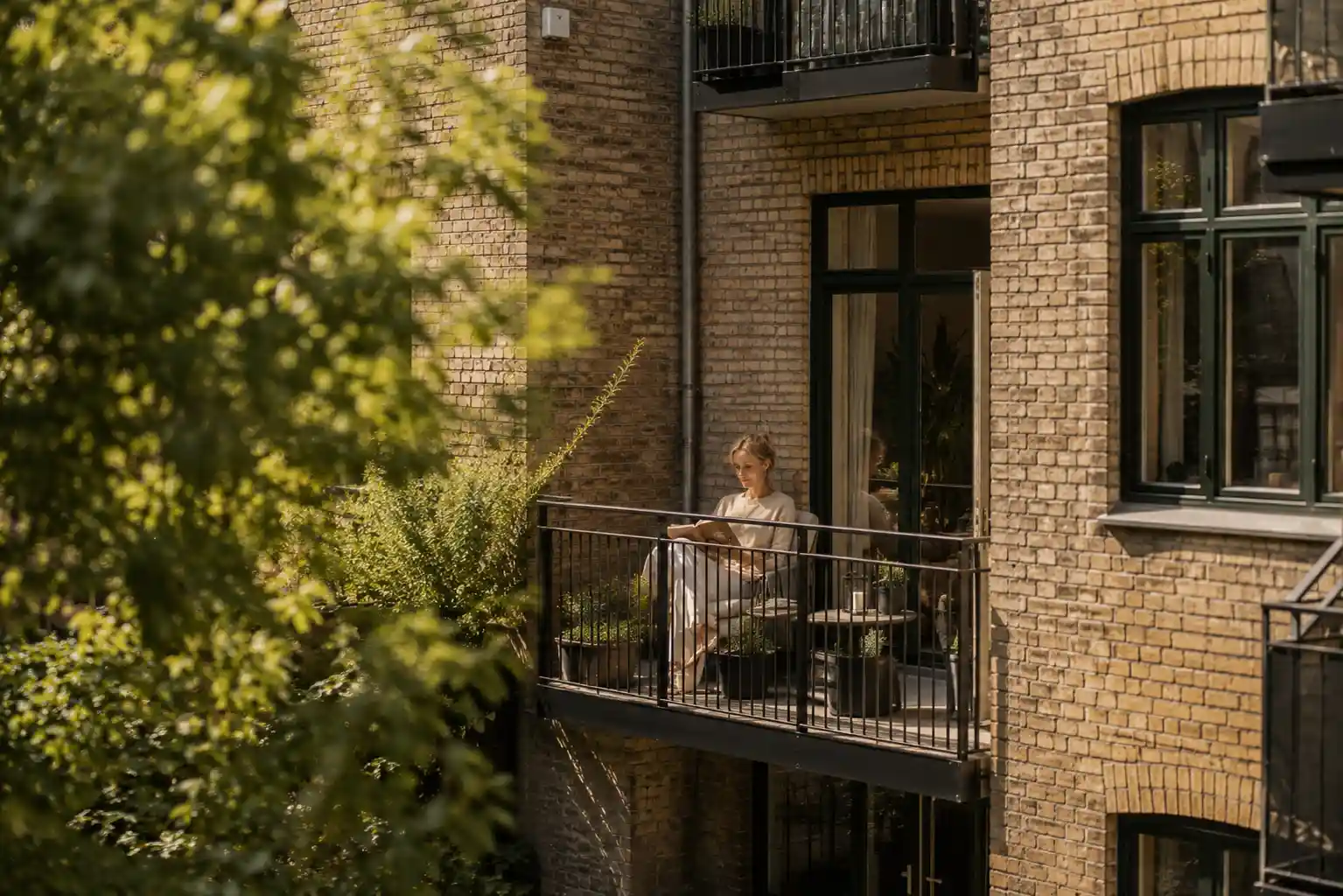 Udlejer i København sidder på sin terasse