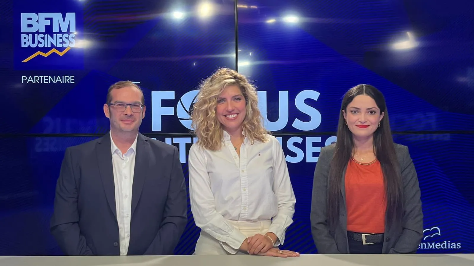 Trois présentateurs souriants debout devant un écran bleu avec le logo BFM Business et le texte Focus Entreprises.
