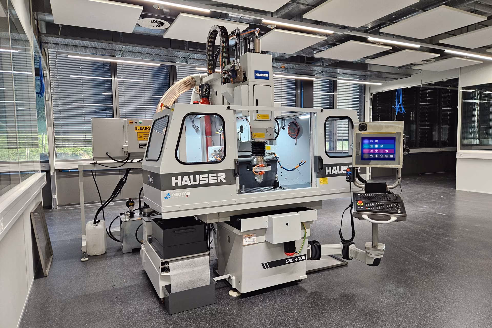 Hauser S35-400E CNC-Maschine in einem modernen, sauberen Industriearbeitsraum.