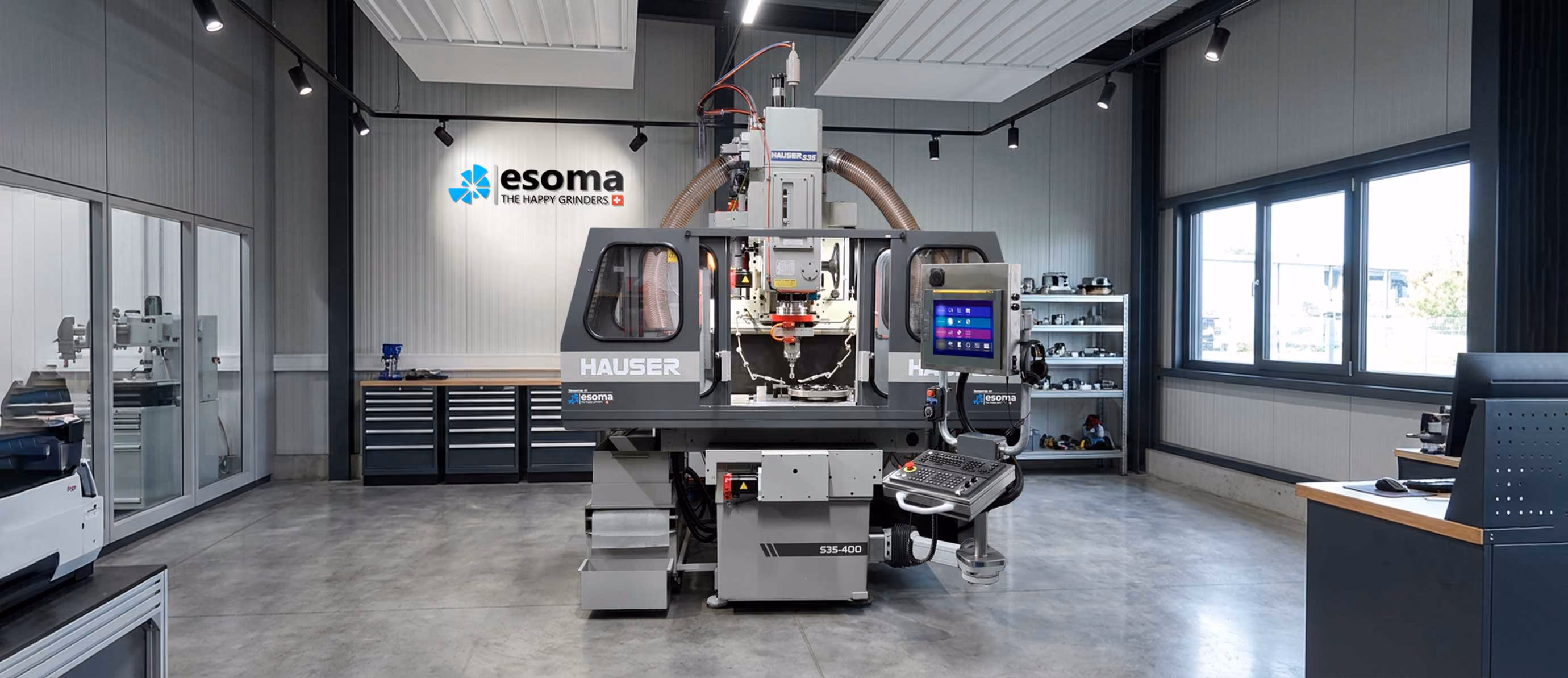 Moderne Industriefräsmaschine in gut beleuchtetem Werkraum mit Esoma-Logo an der Wand.