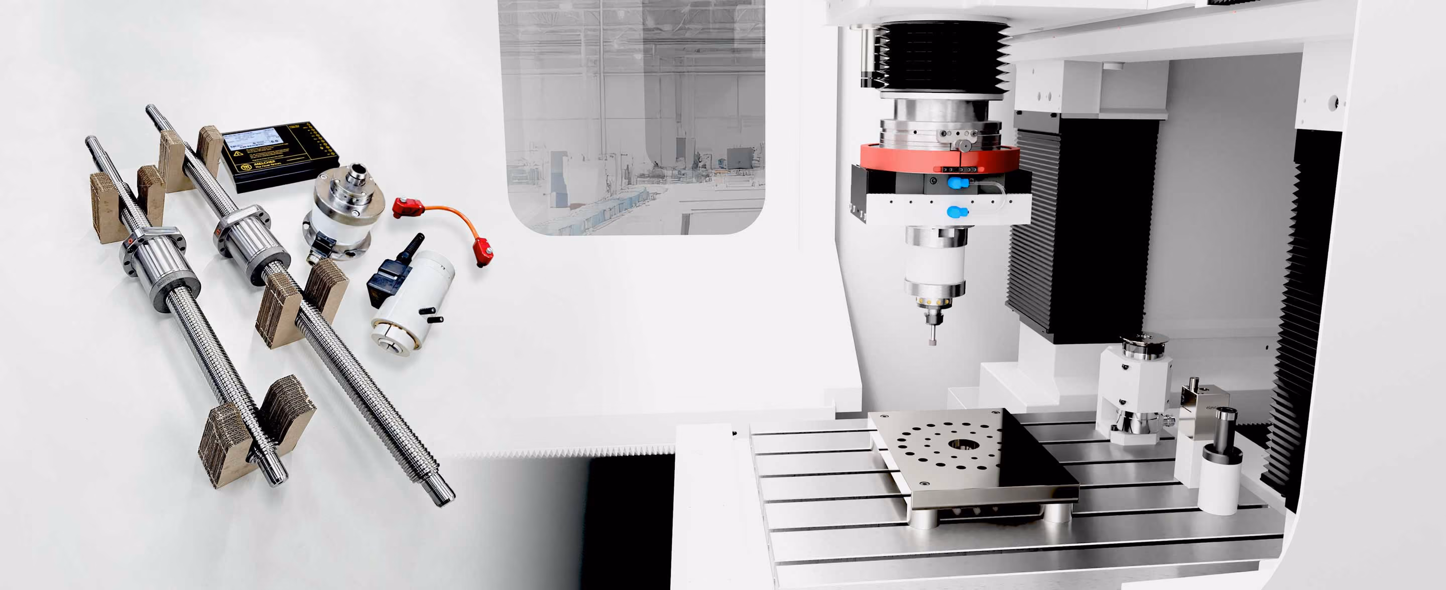 Zwei Kugelgewindetriebe und Maschinenteile neben einer CNC-Fräsmaschine auf einem weißen Hintergrund.