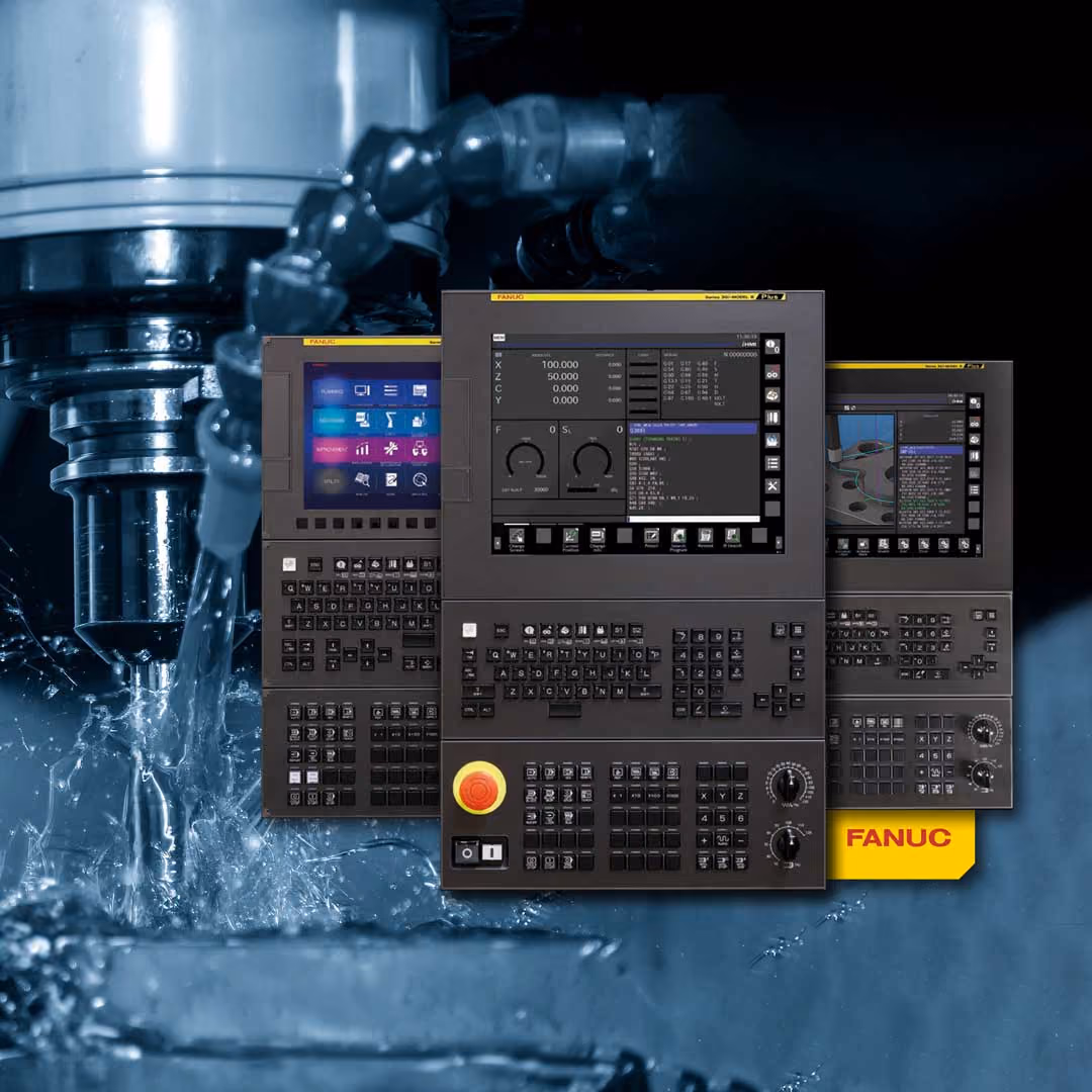 Drei FANUC-CNC-Steuerungen vor einer schmierenden CNC-Fräsmaschine mit Kühlmittelspritzern.