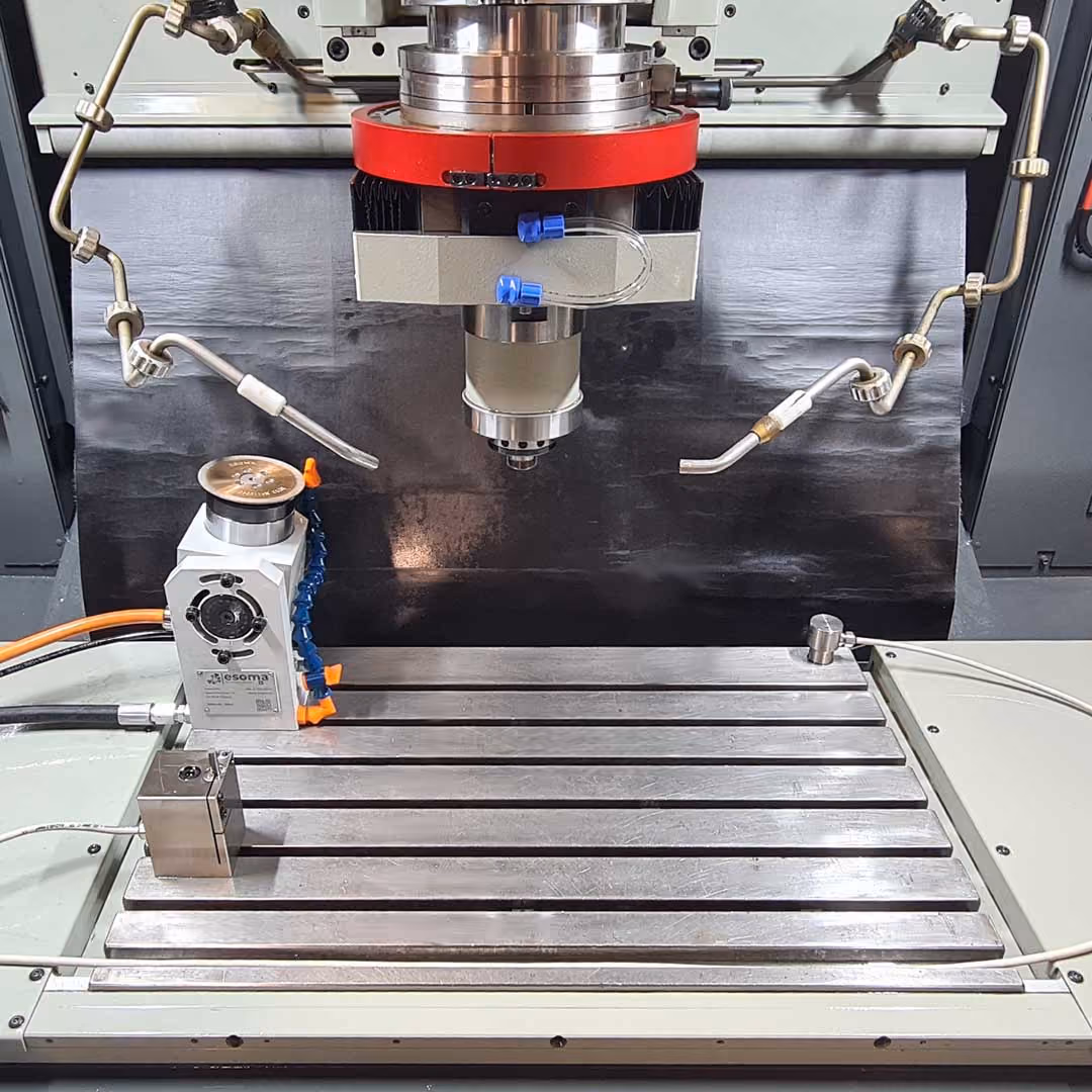 Industrielle Fräsmaschine mit Metalltisch und mehreren flexiblen Metallarmen im Arbeitsbereich.