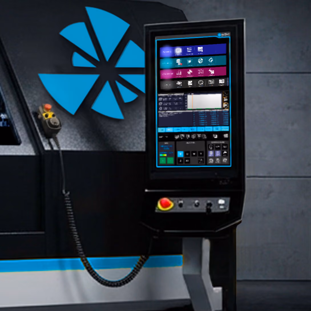 Industrielle Steuerung mit Touchscreen-Display und Not-Aus-Taste an moderner Maschine.