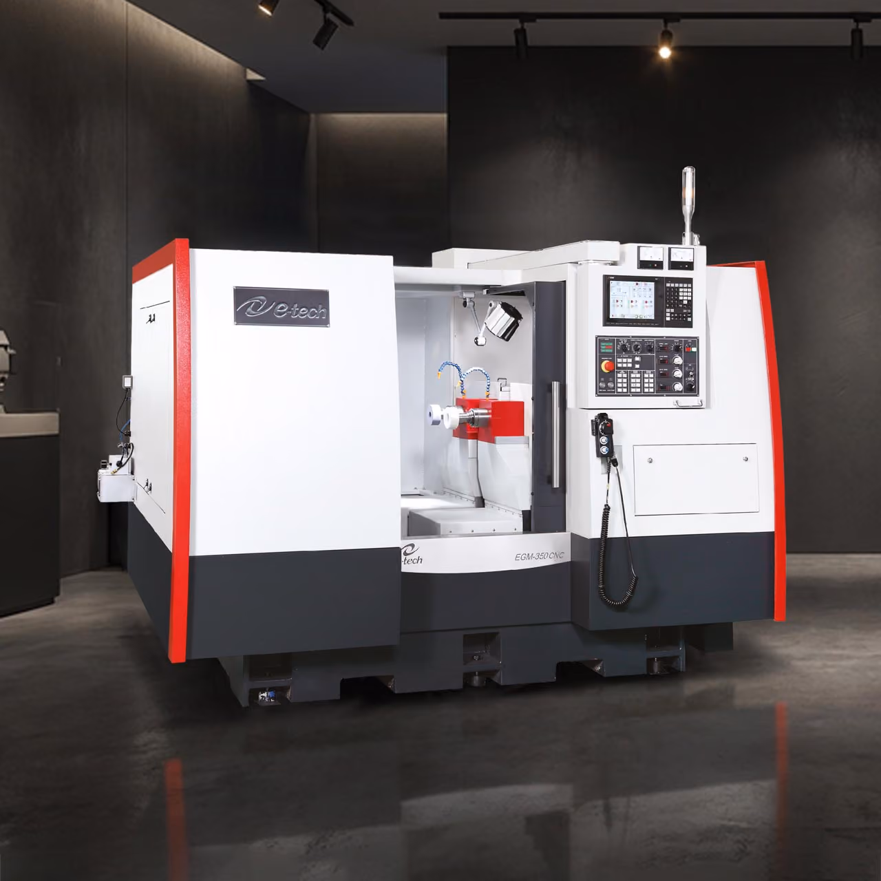 Grosses CNC-Bearbeitungszentrum von e-tech mit offenem Arbeitsraum und Steuerpult.
