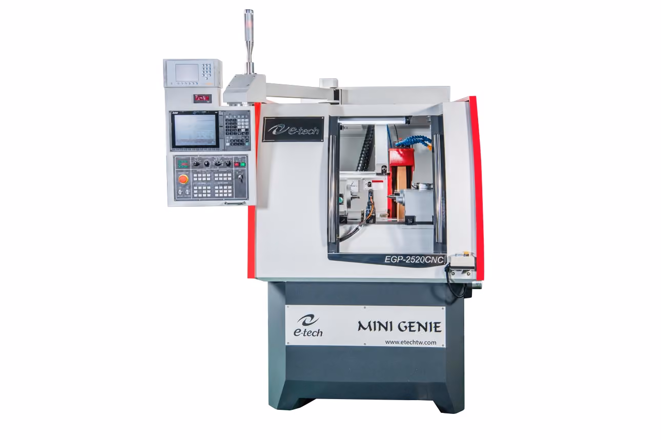 Industrielle CNC-Maschine EGP-2520CNC mit Steuerpult und sichtbarem Bearbeitungsbereich