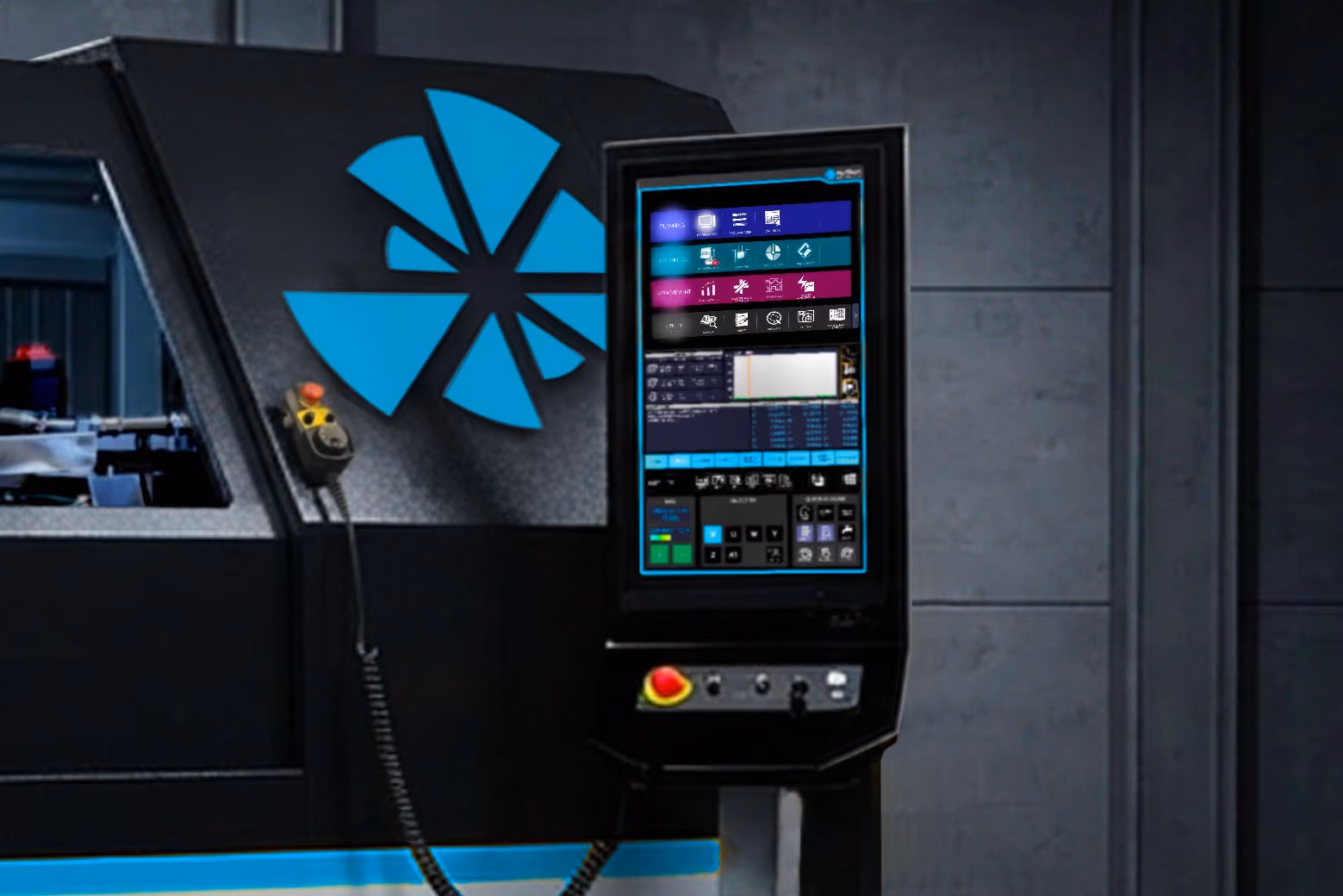 Industrielle Maschine mit großem Touchscreen-Bedienfeld und Not-Aus-Taste an der Vorderseite.