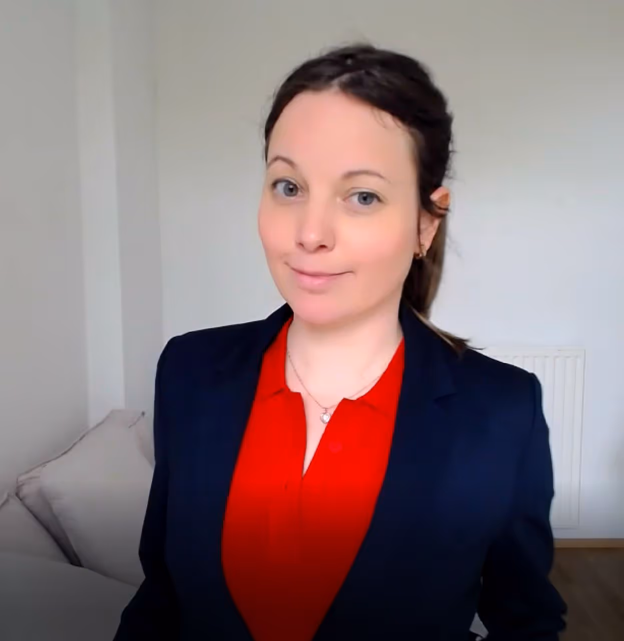 Online lesmoment: vrouwelijke docent geeft Nederlandse training aan artsen en tandartsen
