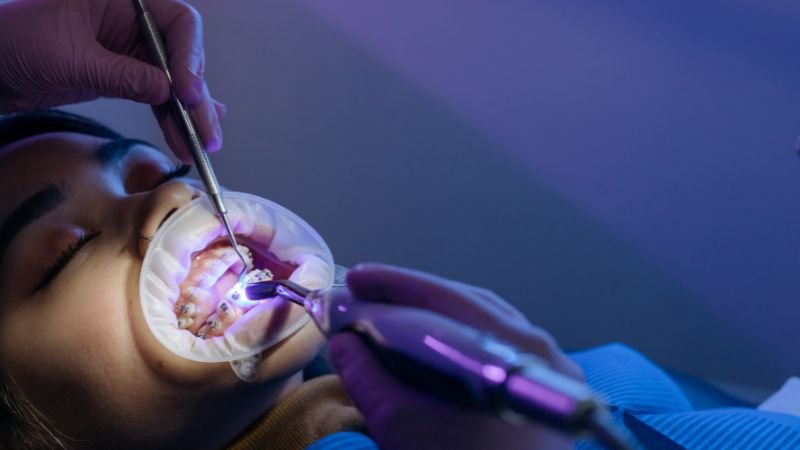 Zahnbehandlung unter Behandlungslicht