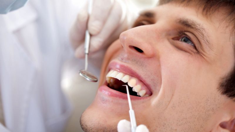 Zahnärztin im Gespräch mit einer Patientin