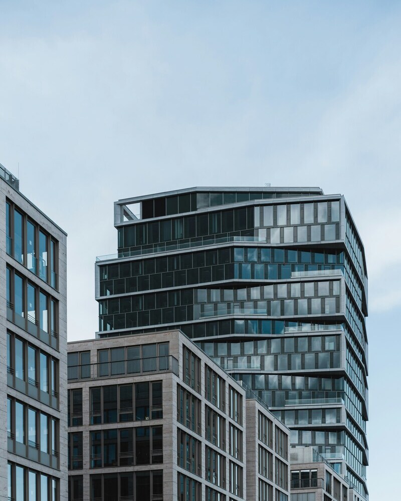 https://unsplash.com/de/fotos/ein-paar-hohe-gebaude-sitzen-nebeneinander-g5d5J8hStio