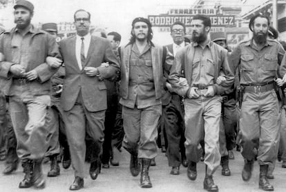 Fidel Castro, Osvaldo Dortic y el Che Guevara, en un desfile celebrado en marzo de 1960 en La Habana.