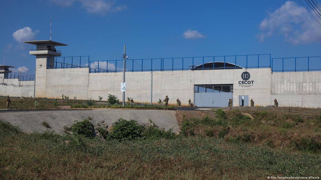 vista exterior de la prisión CECOT de El Salvador