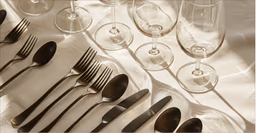 Couverts et verrerie élégants dressés pour un événement traiteur brasero, alliant convivialité et expérience culinaire haut de gamme.