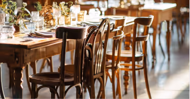 Mobilier et tables en bois installés pour un événement traiteur brasero, créant une ambiance conviviale et chaleureuse autour du feu.